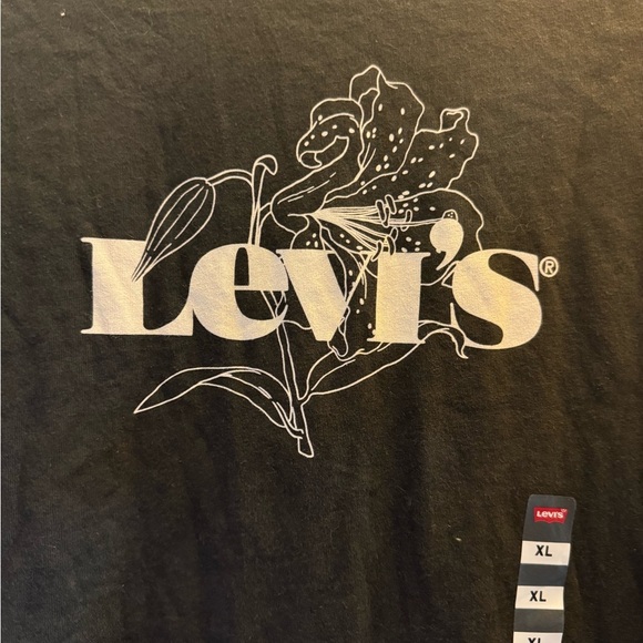 NWT: Levi’s Women’s Black White Flowered Graphic Tee• X-Large - Picture 3 of 5